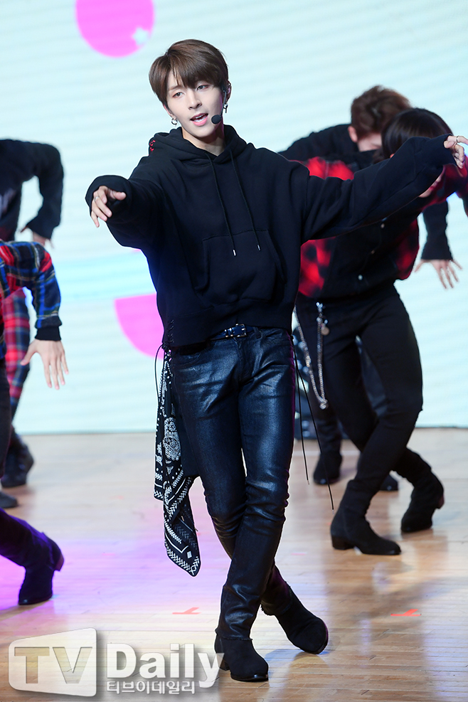 ϵ 