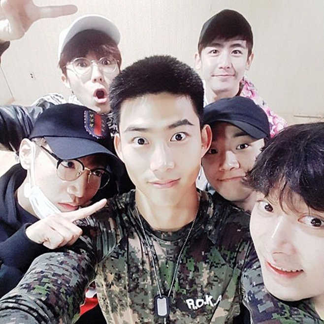 ׷ 2PM