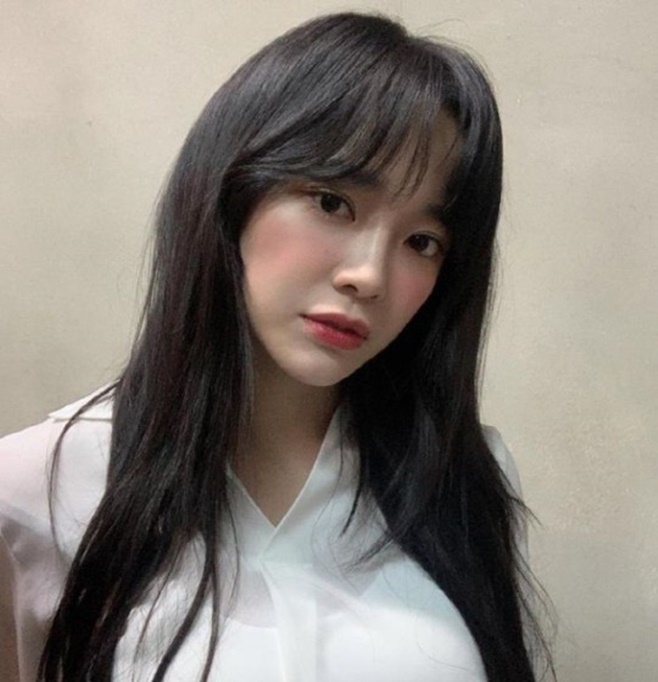 輼