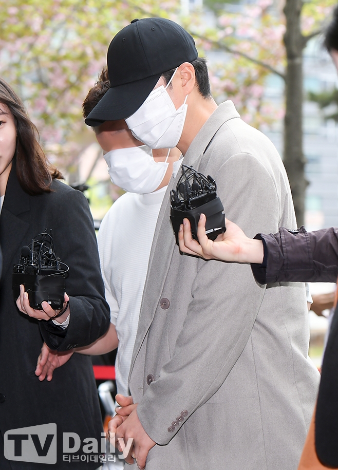 ¼±°í¸¦ ¹Þ±â À§ÇØ ¹ýÁ¤À¸·Î ÇâÇÏ´Â ½ÅÇý¼º