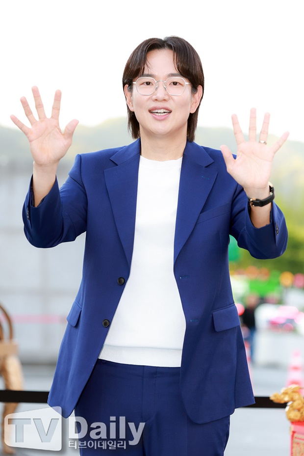 �强��